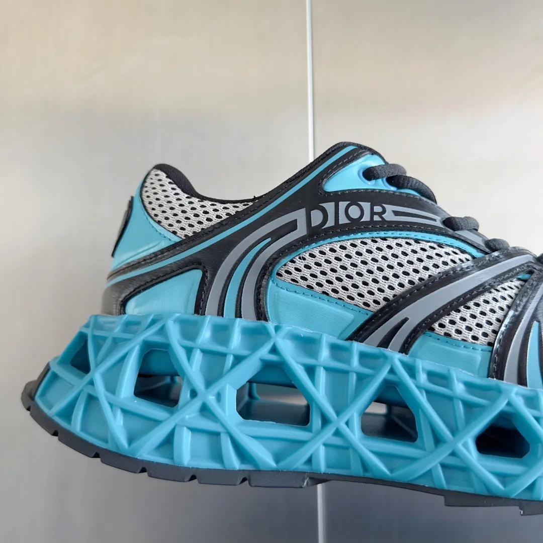 【DIOR】P:800💰 Men's 39-44. (Male 45.46 custom-made) Dior kawa Dior joint 2025ss casual sports shoes‼ ️ Reinterpret running shoes with dior’s haute couture style. b35 is made of fine-textured leather and mesh fabric materials. It can be worn in all seasons, is comfortable and breathable, and has many lines on the shoe body to outline details. It has a full retro three-dimensional feel and can create a casual look all year round!